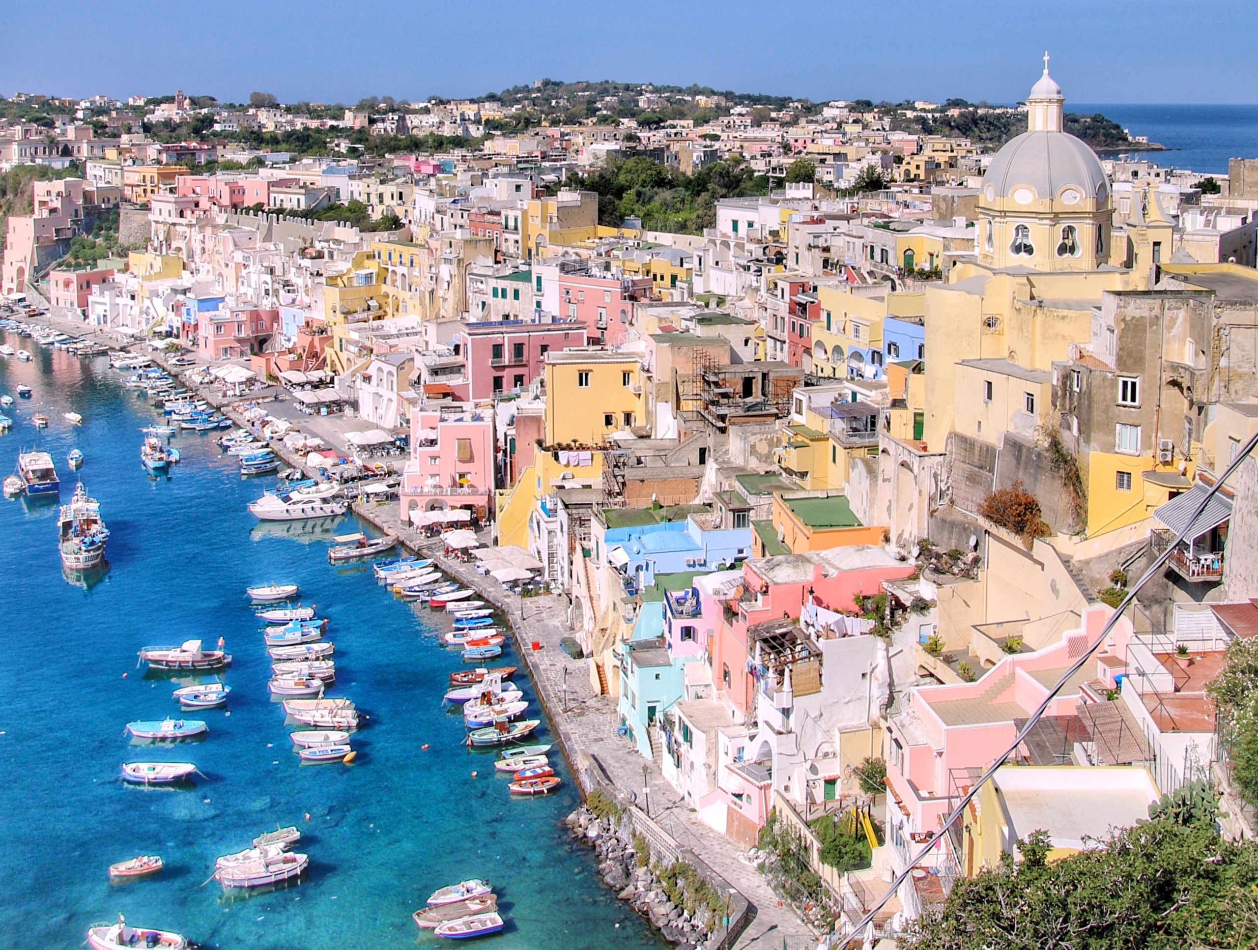 Isola di Procida capitale italiana della cultura 2022. L'immagine mostra una bellissima veduta su Procida dall'alto